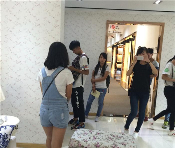 長江職業(yè)技術(shù)學(xué)院組織應(yīng)屆新生深入今泰裝飾(圖3) 長江職業(yè)技術(shù)學(xué)院組織應(yīng)屆新生深入今泰裝飾(圖3)