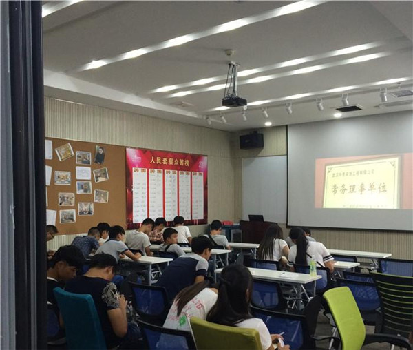 長江職業(yè)技術(shù)學(xué)院組織應(yīng)屆新生深入今泰裝飾(圖4) 長江職業(yè)技術(shù)學(xué)院組織應(yīng)屆新生深入今泰裝飾(圖4)