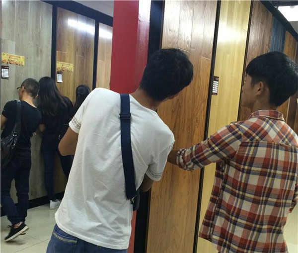 長江職業(yè)技術(shù)學(xué)院組織應(yīng)屆新生深入今泰裝飾(圖2) 長江職業(yè)技術(shù)學(xué)院組織應(yīng)屆新生深入今泰裝飾(圖2)